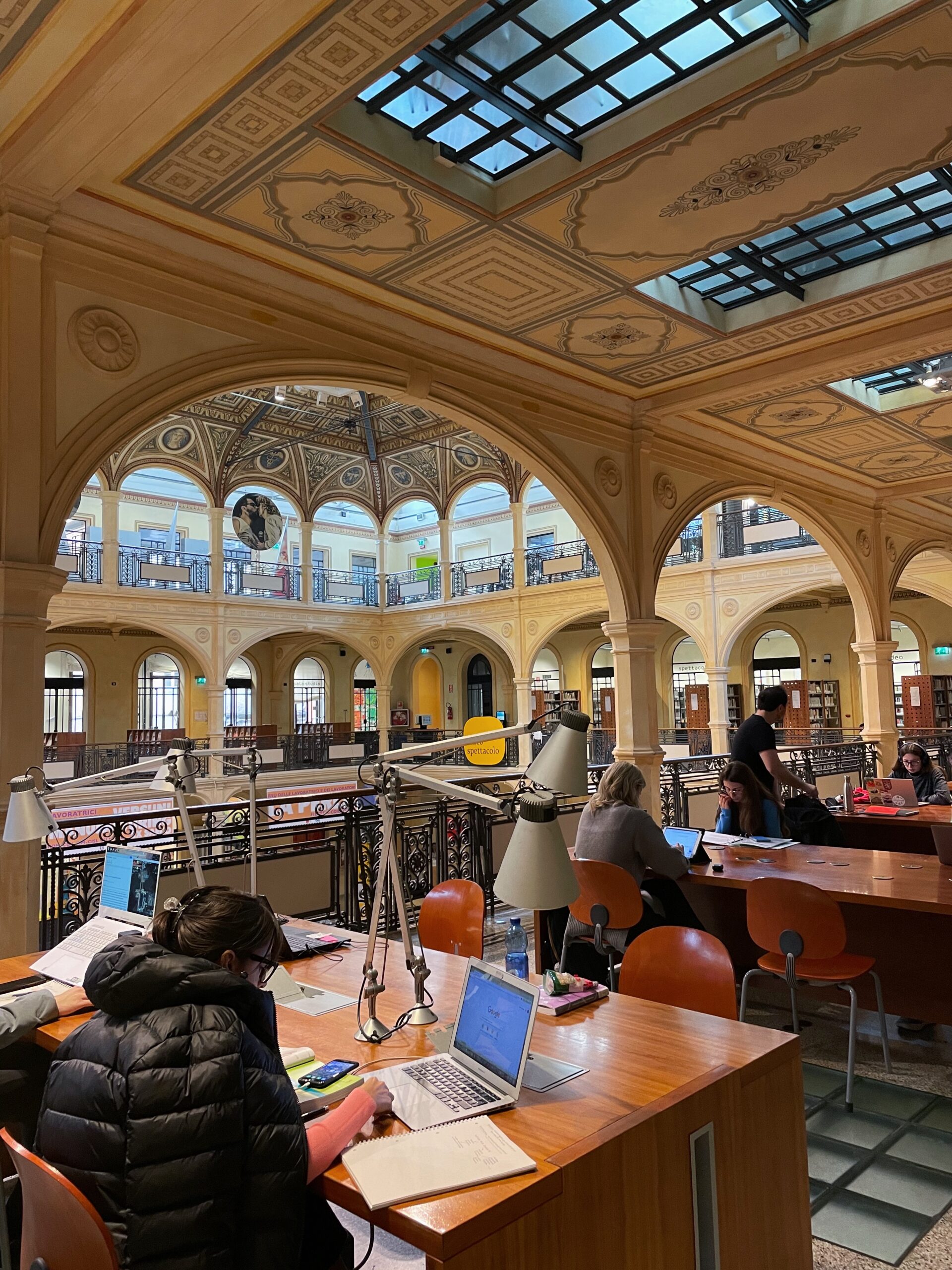 Biblioteca Salaborsa: Accessible to the public and has free wifi and plenty of study spaces. Usually fairly quiet