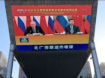 Screen showing a meeting between China's President Xi Jinping and Russia's President Vladimir Putin